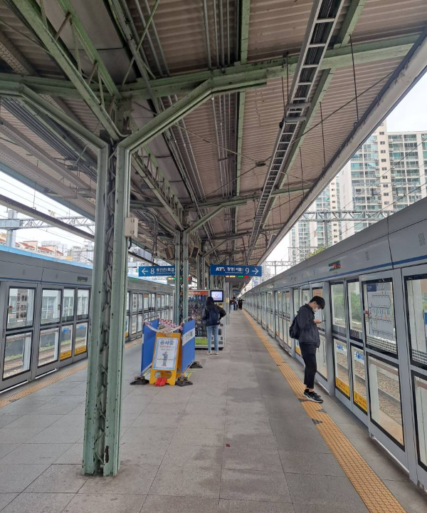 광명행 열차 기다리다