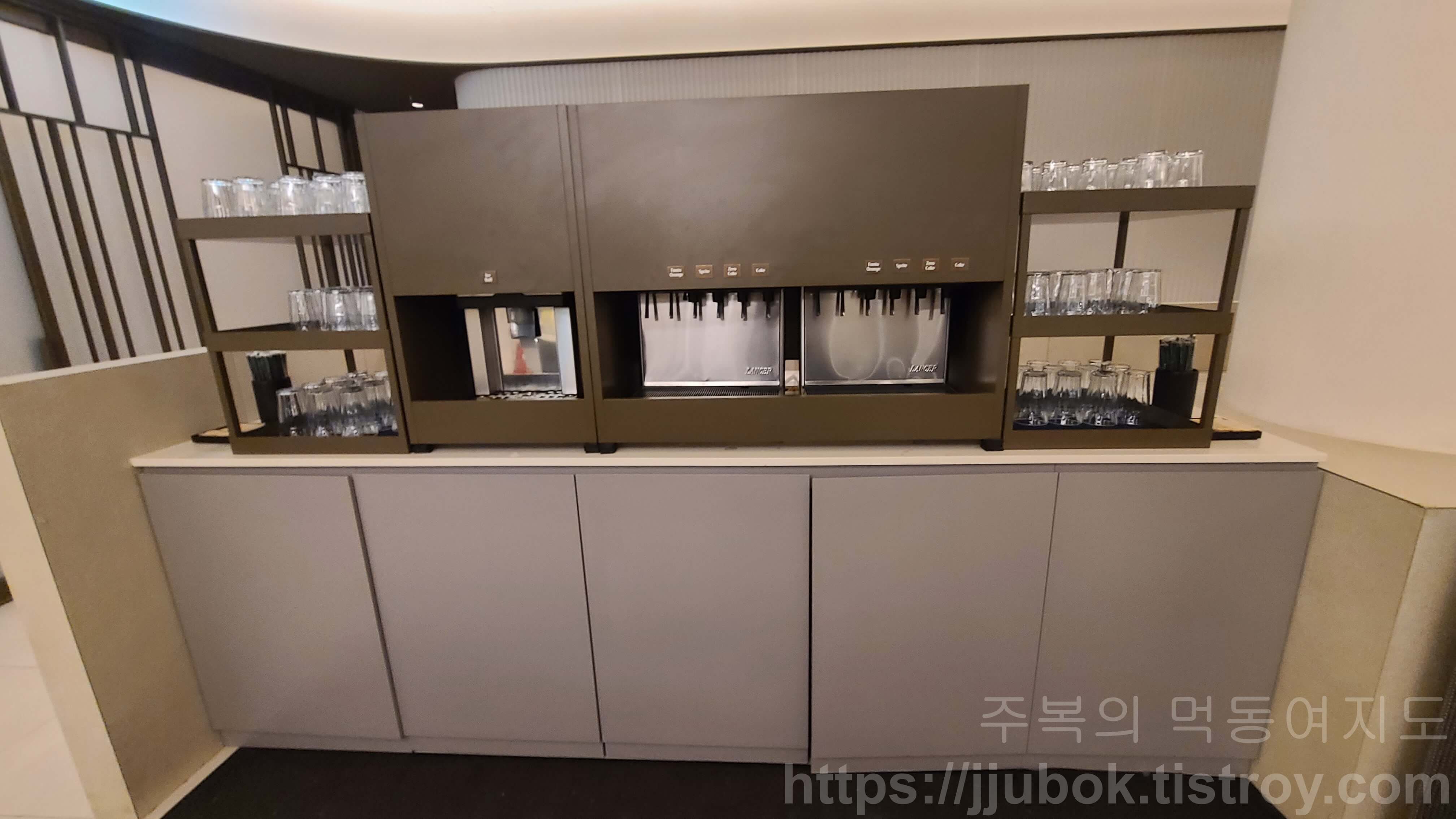 모던-샤브-하우스-음료-디스펜서