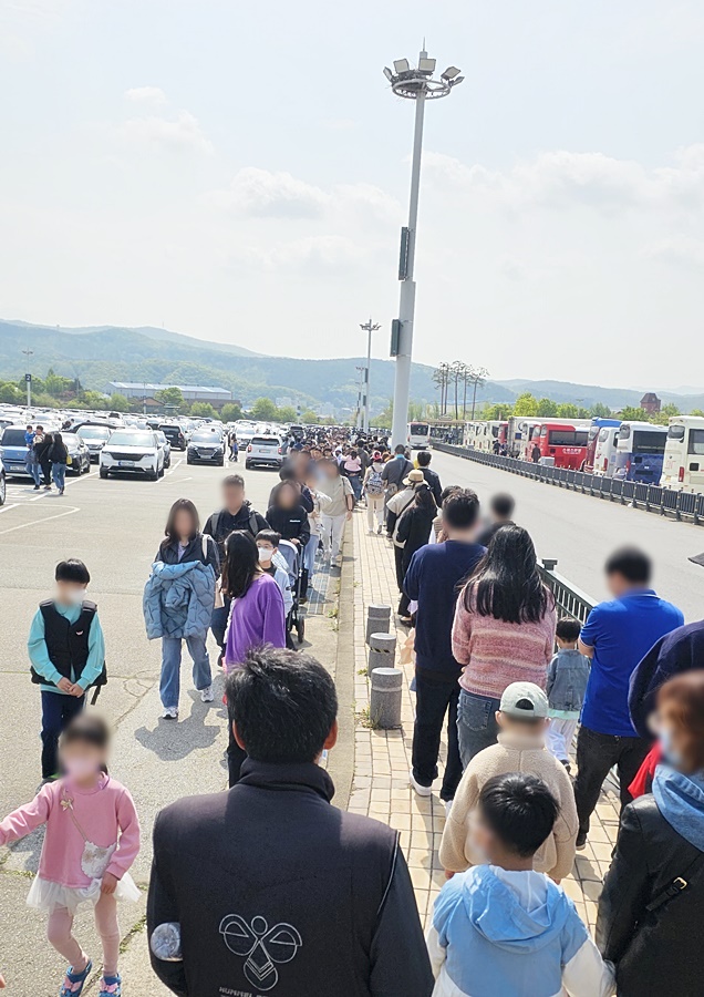 끝이 안보이는 무료 주차장에서의 셔틀버스 줄