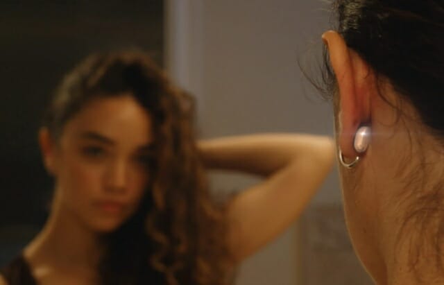 각종 건강지표 외에 귀동맥의 혈류량을 측정해주는 스마트 귀걸이가 나왔다.