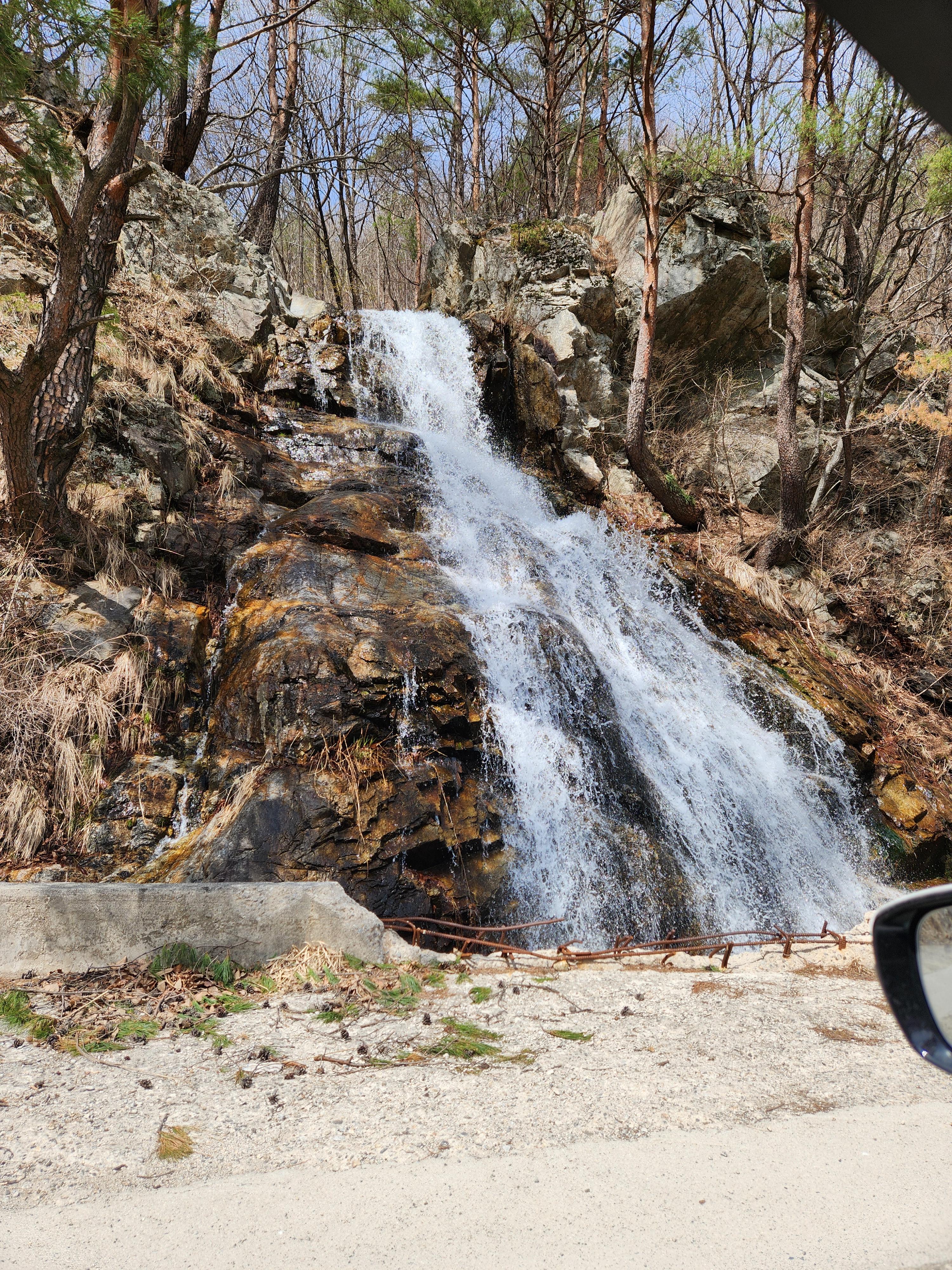 캠핑장 올라가는 길-산 위에서 내려오는 거센 물줄기-폭포