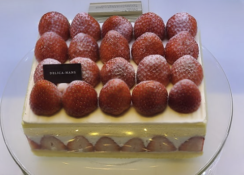 신선한 딸기가 가득 올라가 있는 롯데호텔 델리카한스의 프리미엄 딸기 케이크