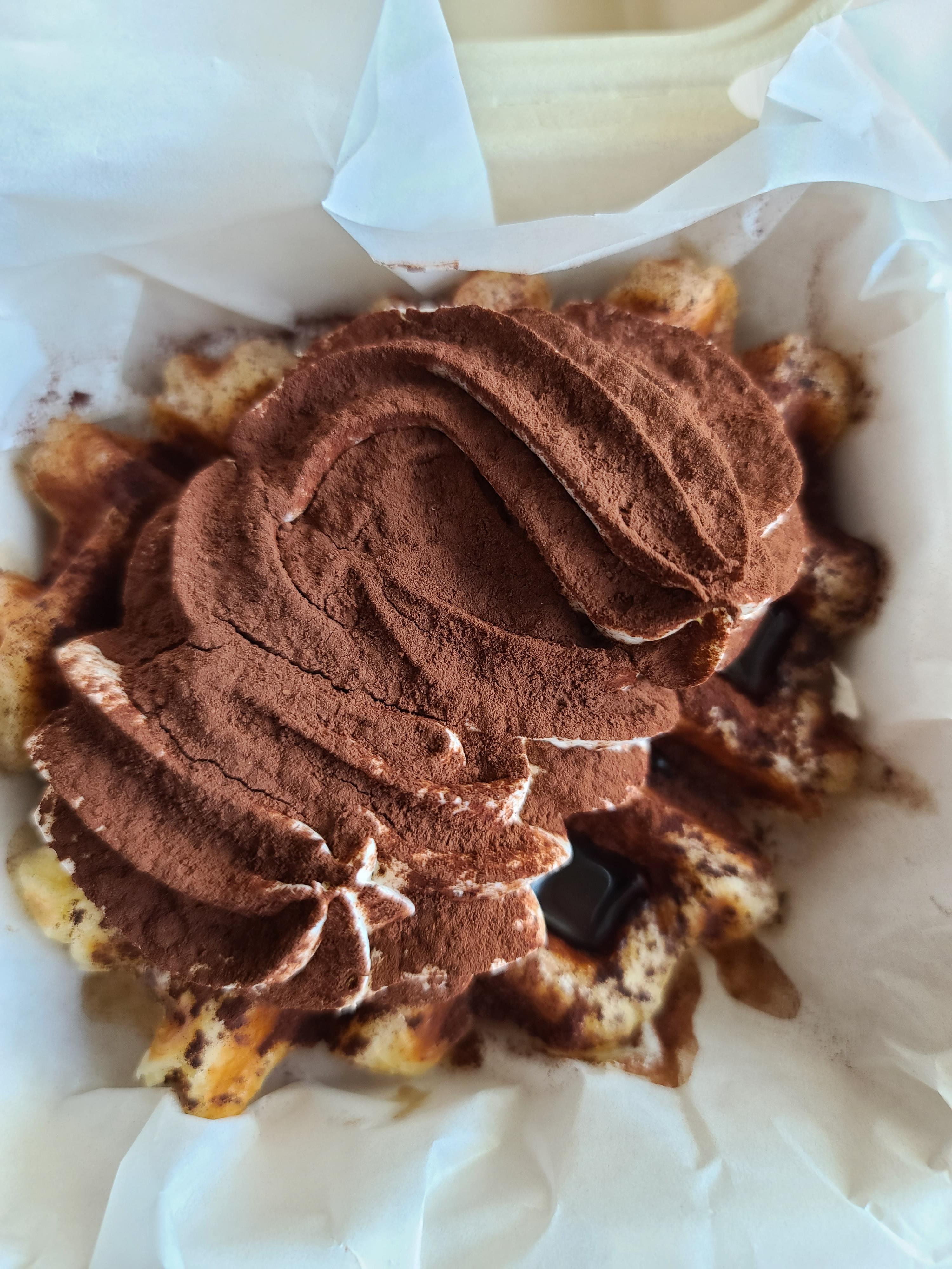 카라멜마끼야또와 크루아상와플과 고양이.