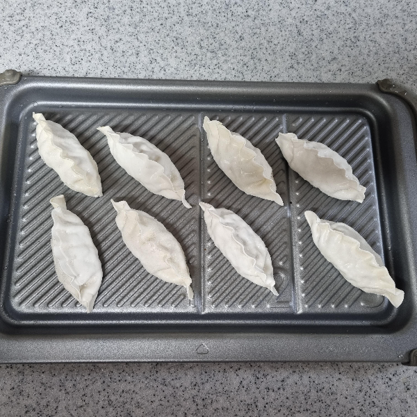 플레이트-위에-냉동만두-올려놓기