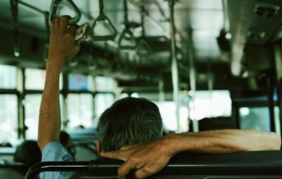 버스-손잡이를-잡은-사람