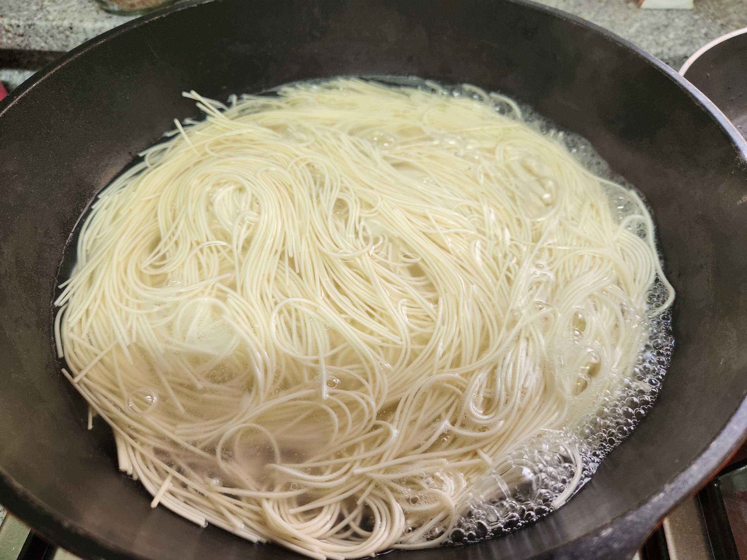 국수를 삶고 있는 이미지