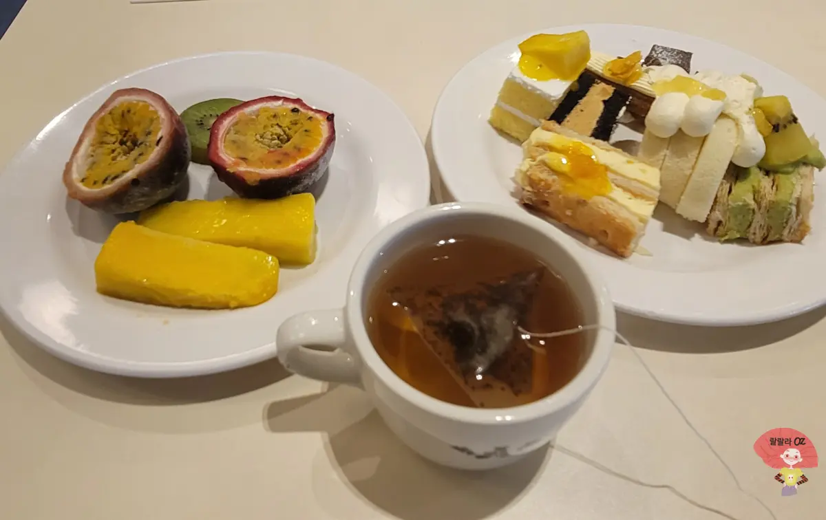 경기-남양주시-다산점-애슐리퀸즈-디저트-과일과-다양한-케이크와-홍차가-테이블에-올려져-있는-사진