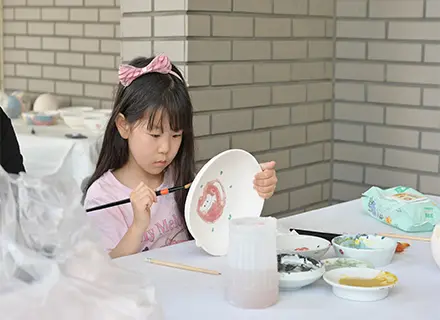 다양한 기법으로 나만의 도자기 꾸미기 체험