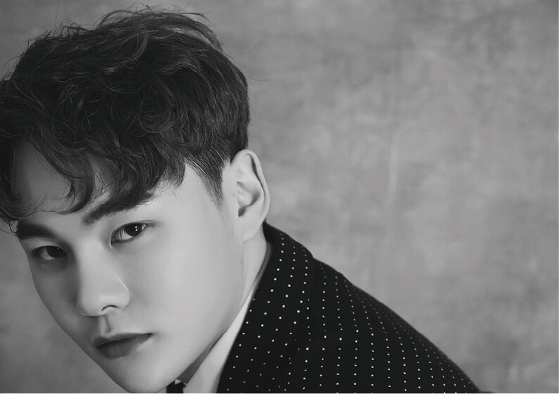 박서진 흑백사진