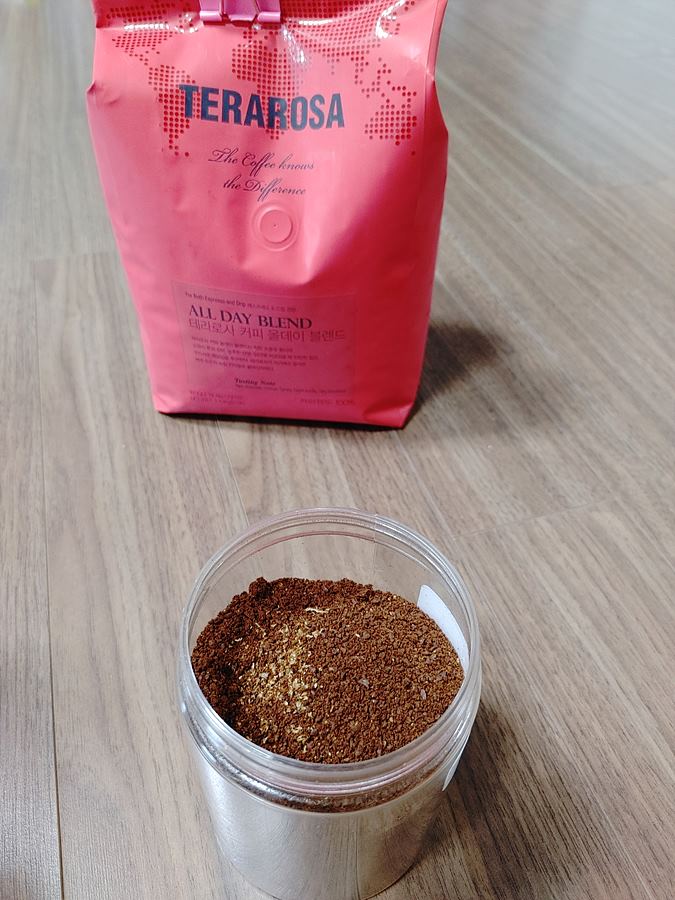 테라로사 커피 올데이 블렌드 1.1Kg. 이렇게 수동 그라인더로 직접 그라인딩 한다.