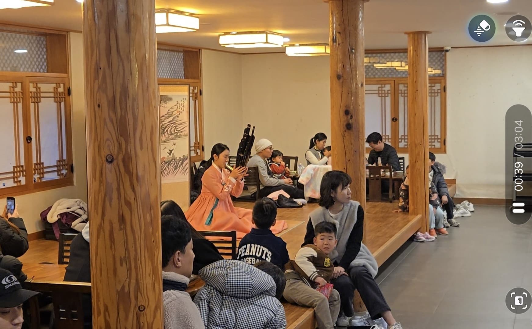 잔잔한 국악 선율이 카페 공간을 천천히 감싸 안았다