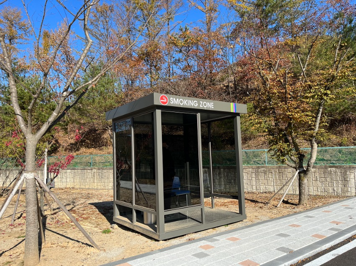 나무-사이에-작은-유리-부스