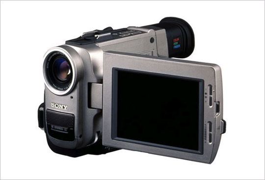 DCR-TRV7 TRV 스타일의 DV 포맷. 6시간 30분 동안 지속되는 배터리. 4인치 LCD 모니터. 680만 화소 CCD 
