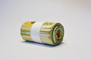 현금이 돌돌 말려있는 사진