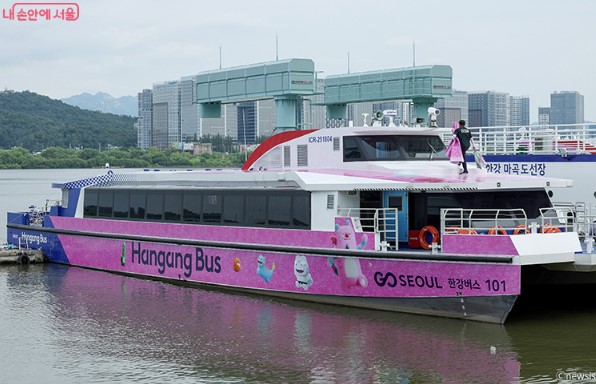 한강버스 운행 관련 사진