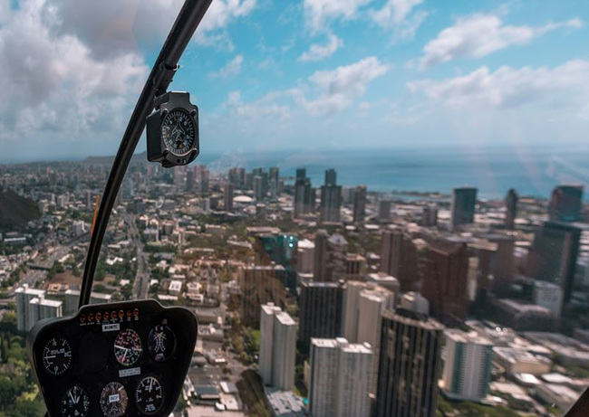 출처: unsplash / 도심을 나는 사람 사진