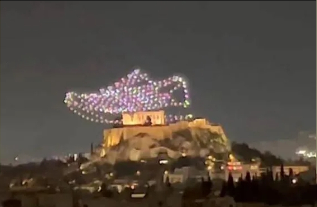 아크로폴리스를 모욕했다는 소리를 듣는 아디다스 드론쇼. (X 옛 트위터)