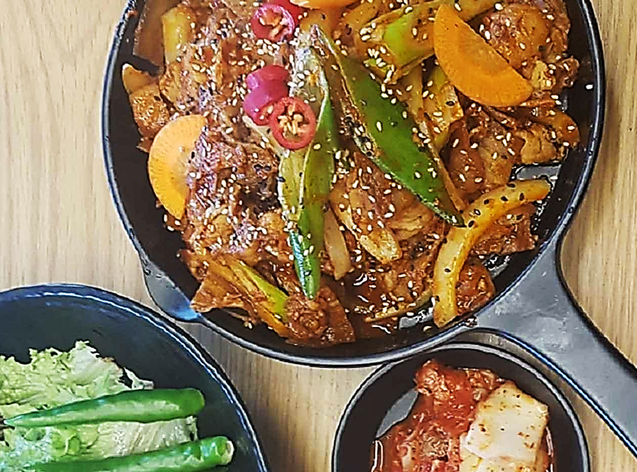 전현무계획2 진주 땡초김밥 원조 맛집의 밥도둑 끝판왕 매운두루치기가 프라이팬에 가득 담긴 모습