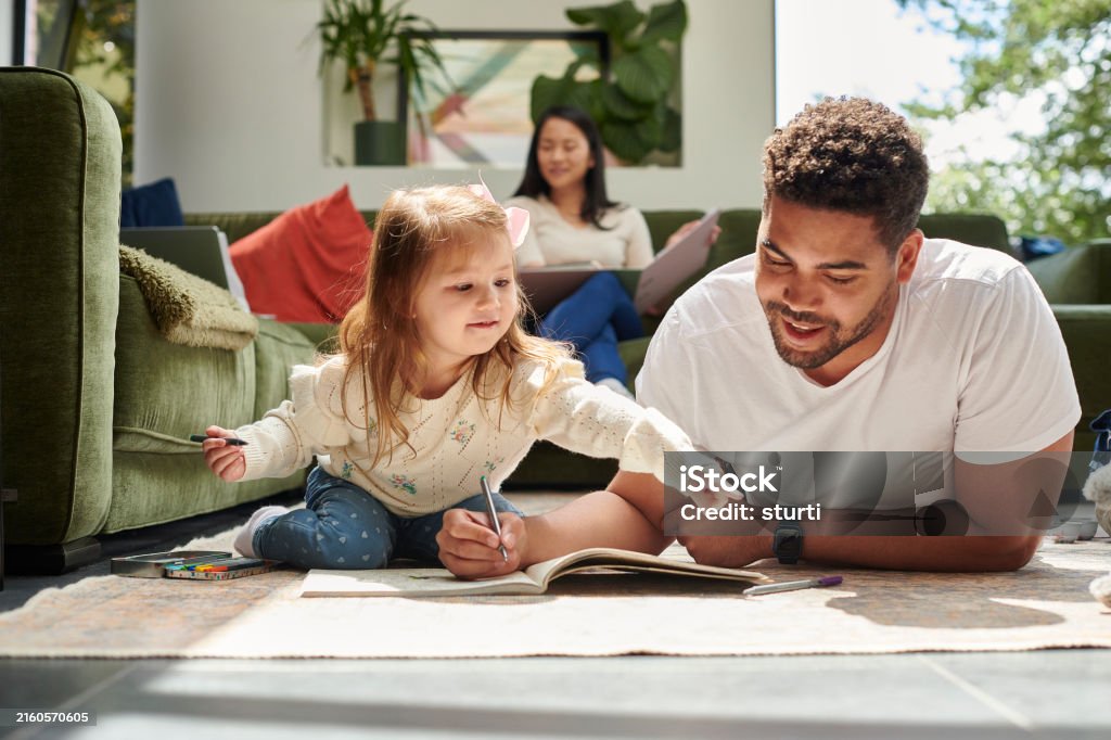 가족 구성원 거리 강조된 그림 예시