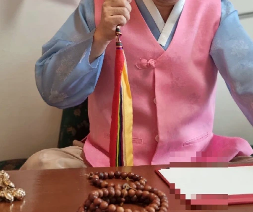 분홍색 한복입고 점사보는 모습