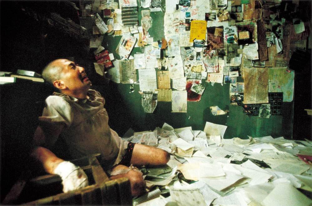 병구가 모아놓은 외계인 자료를 보며 오열하는 만식의 모습