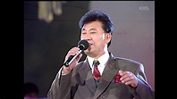 생전에-무대에서-열창하는-모습