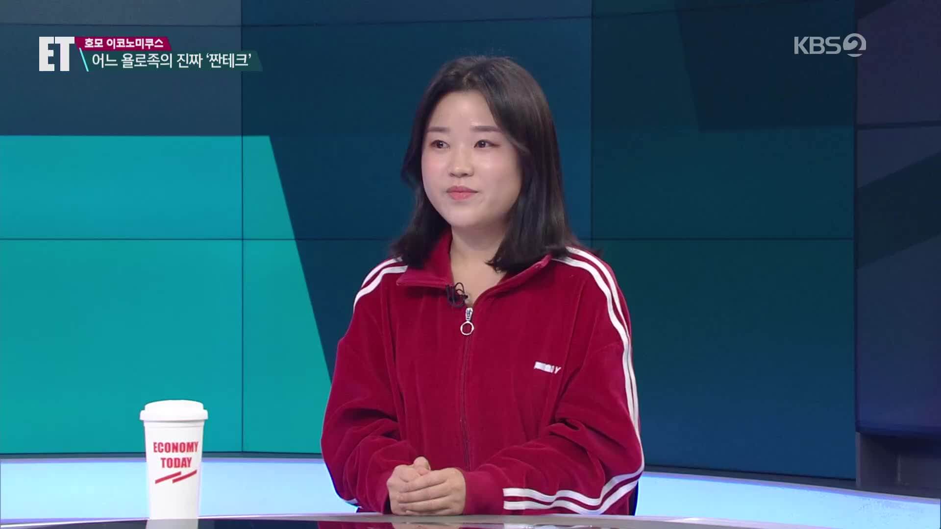 의자에앉아있는-긴머리여성의모습