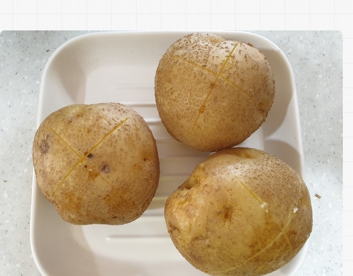 감자의 한쪽면을 열십자로 칼집을 내주세요.