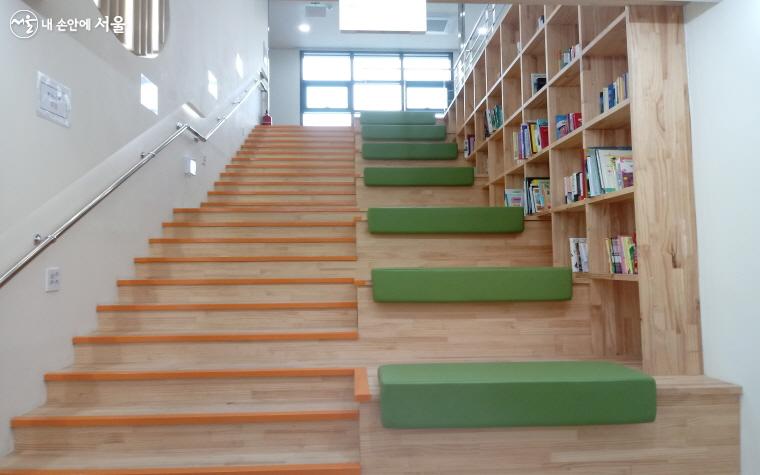 1층 북카페 계단. 책을 읽을 수 있는 휴게공간으로 조성되었다. ⓒ김영주
