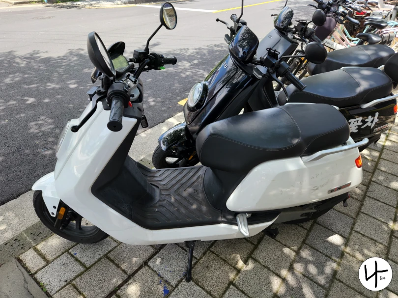나란히-진열된-전기스쿠터