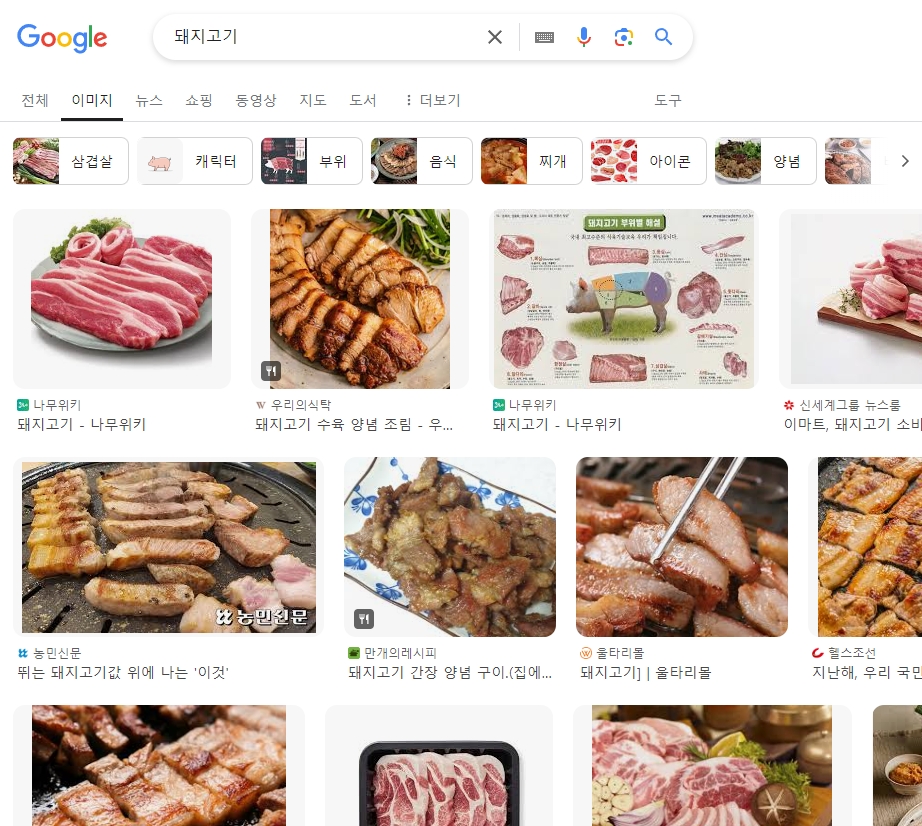 시장 채소가게에서 야채를 고르며 무게를 확인하는 장면
