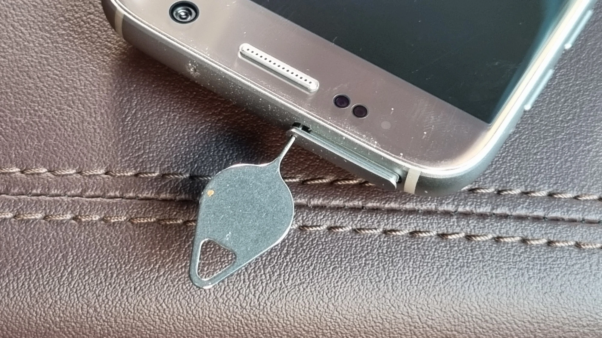 스마트폰 메모리 빼는 모습