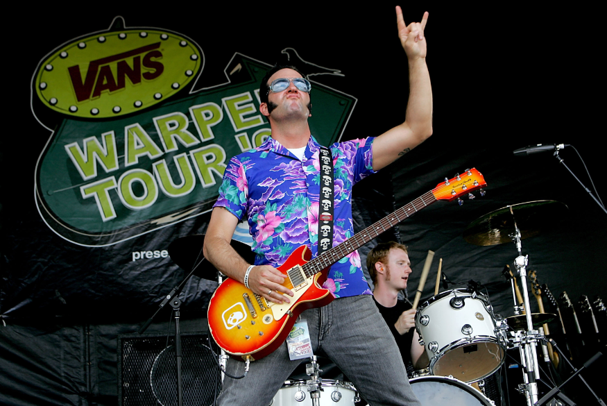 1995년, 반스는 음악과 액션 스포츠를 결합한 반스 워프드 투어(Vans Warped Tour)를 후원하기 시작했습니다.