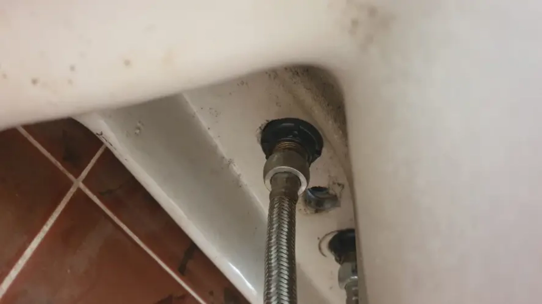 세면대 호스 연결된 모습