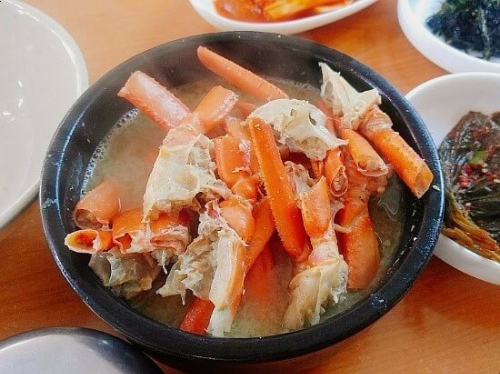 게가 담겨져 있는 그릇