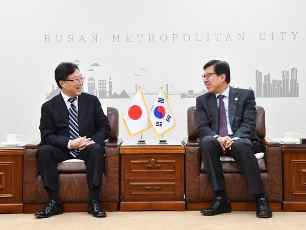 12.12. 오후 시청 국제의전실에서 오스카 츠요시(大塚 剛) 주부산일본총영사 만남 사진