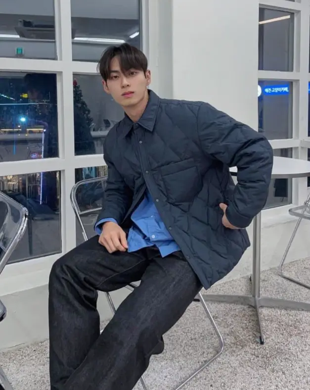 환승연애3-
짧은 숏컷 앞머리는 가르마로 이마를 내놓고 파란 누빔자켓 안 파란 셔츠 아래는 청바지를 입고 철제의자에 앉아있는 김광태