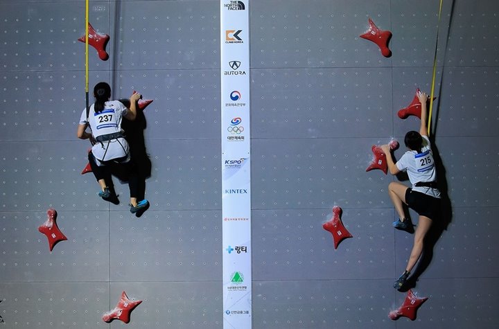 스피드 경기가 진행되고 있는 사진