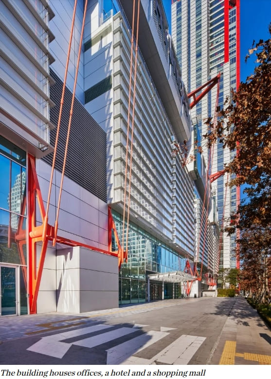 여의도 명물로 거듭난 파크 원(Parc.1) VIDEO: Rogers Stirk Harbour + Partners enlivens Seoul skyscrapers with bright red steelwork