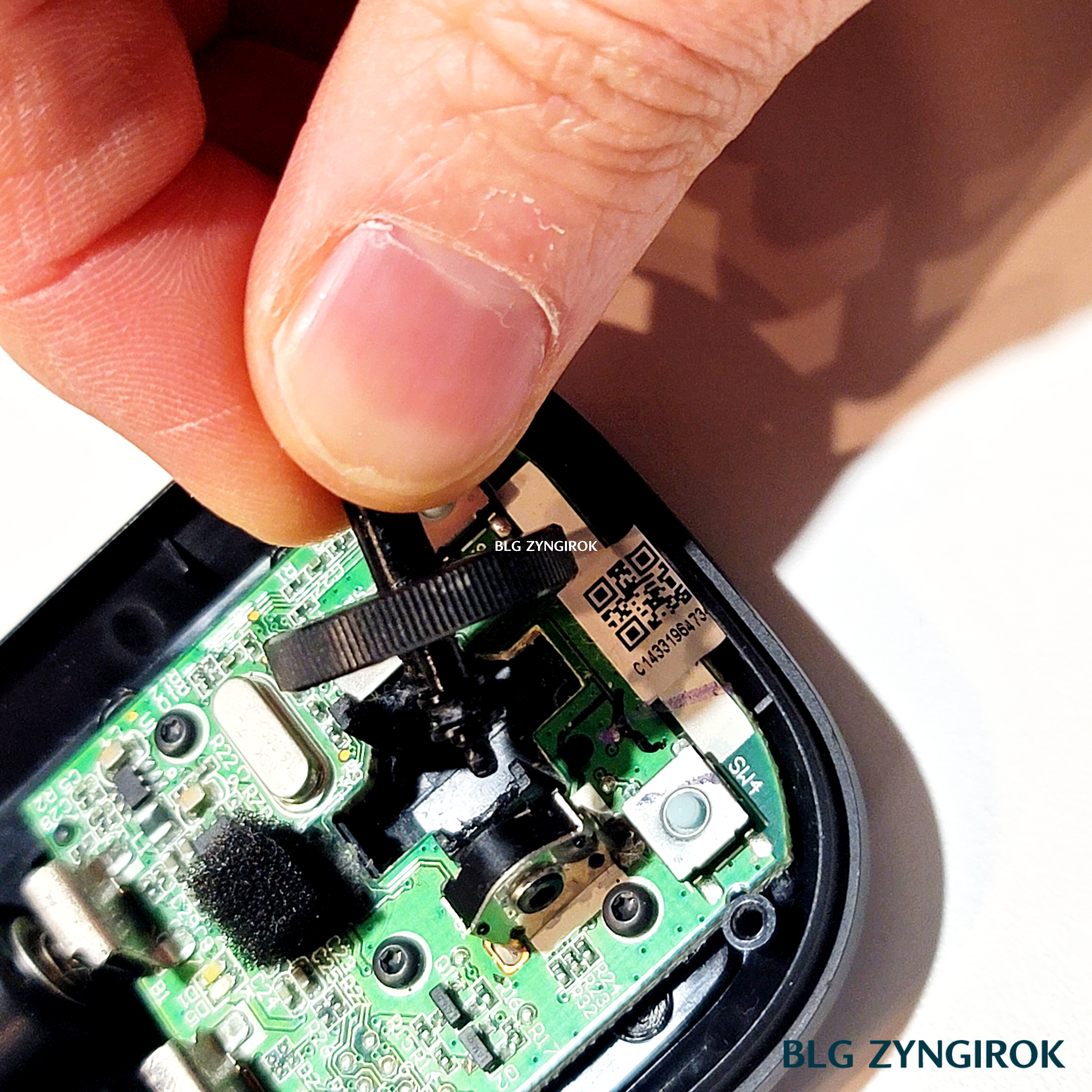 MS Design Mouse에 휠을 다시 장착하고 있다