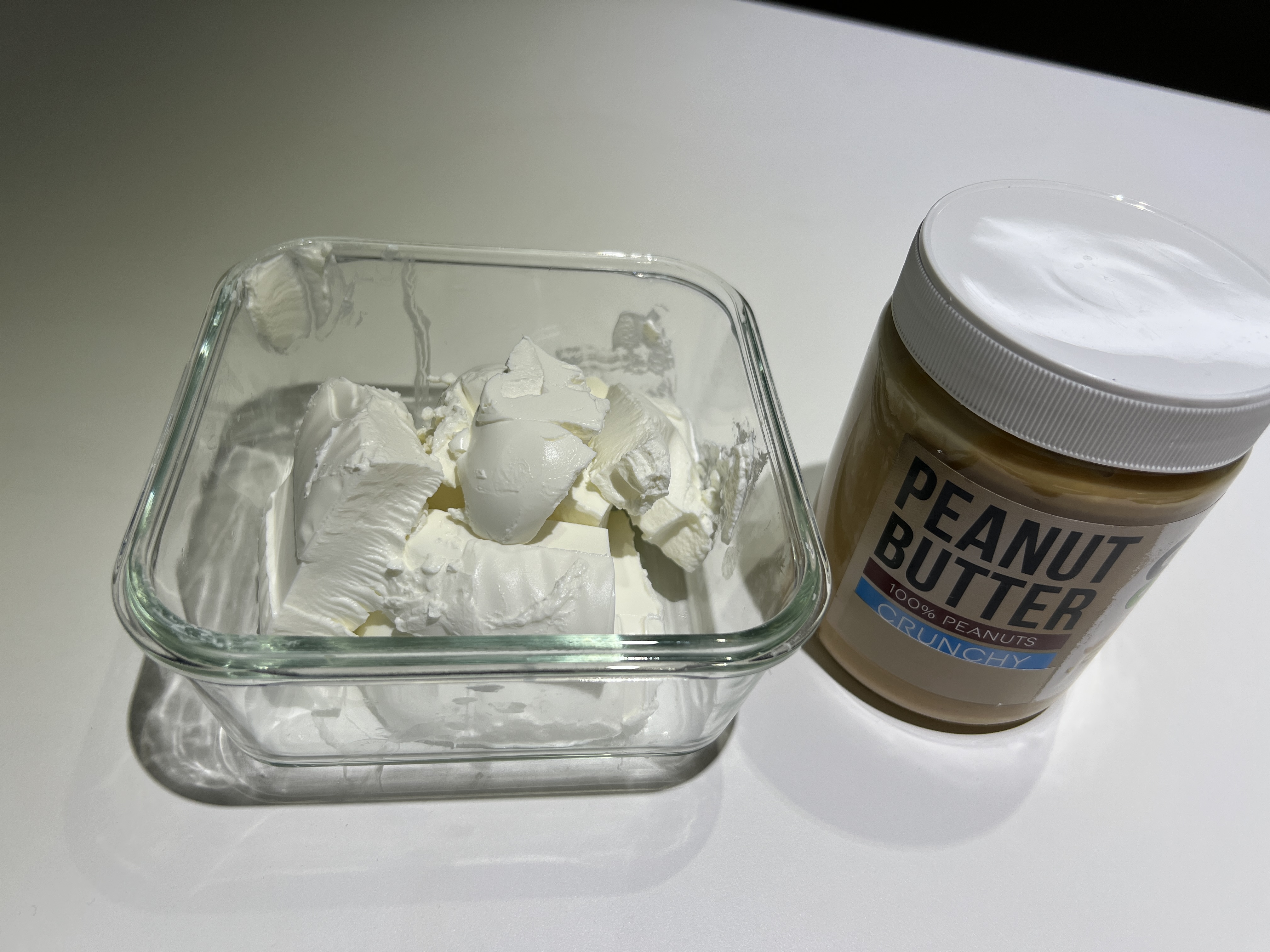 건강한 아침 식사 메뉴 그릭요거트와 땅콩버터