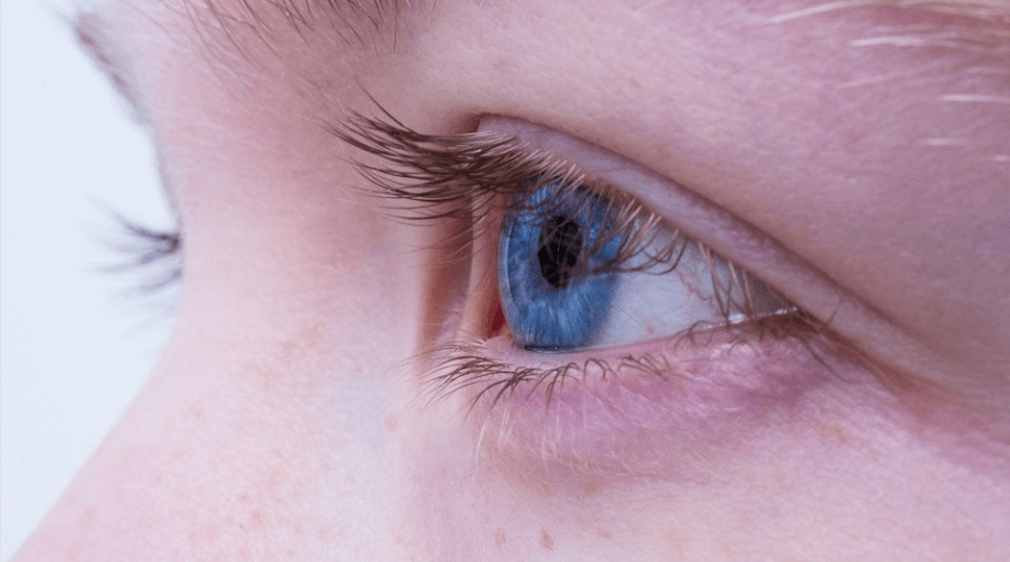 파랑색 눈동자의 여성이 먼 곳을 바라고 있다