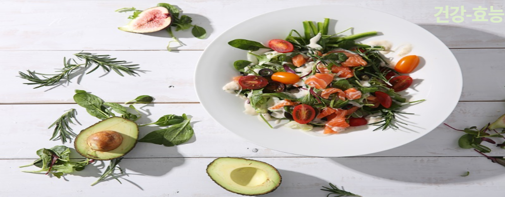 하얀색-샐러드와-초록색-아보카도