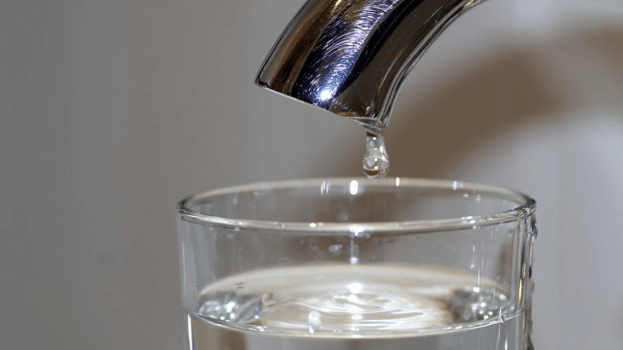 유리컵에 수돗물을 한가득 담겨 있다