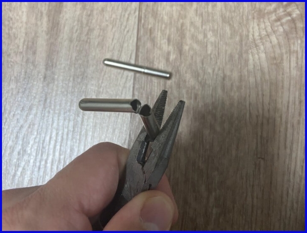 플러그핀 자르는 사진