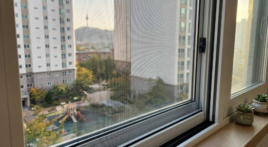 국산 자재로 교체된 깨끗한 방충망