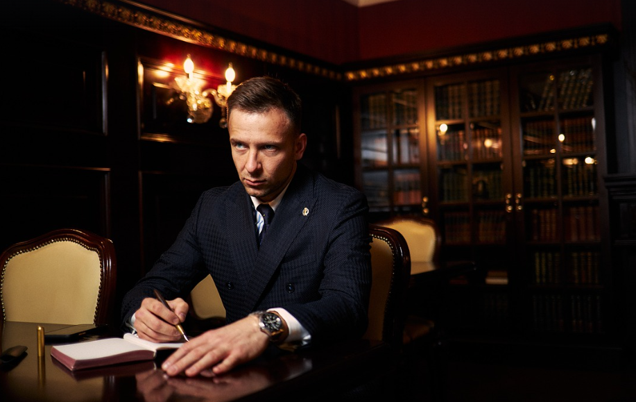 법률 전문가가 떠오르는 이미지