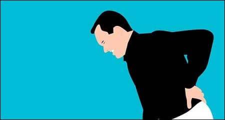 통증을 느끼고 있는 남성의 옆 모습