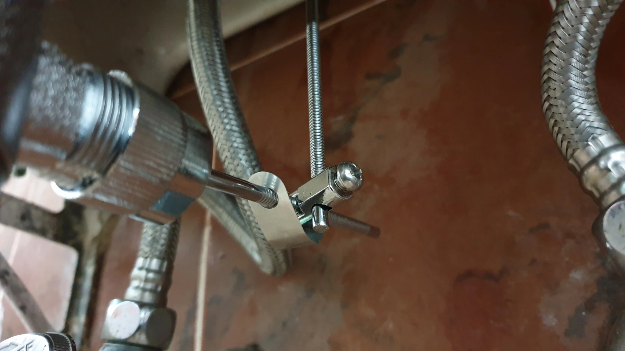 손잡이 고정 볼트 끼운 모습