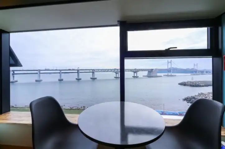 라움103-객실내부-광안대교뷰